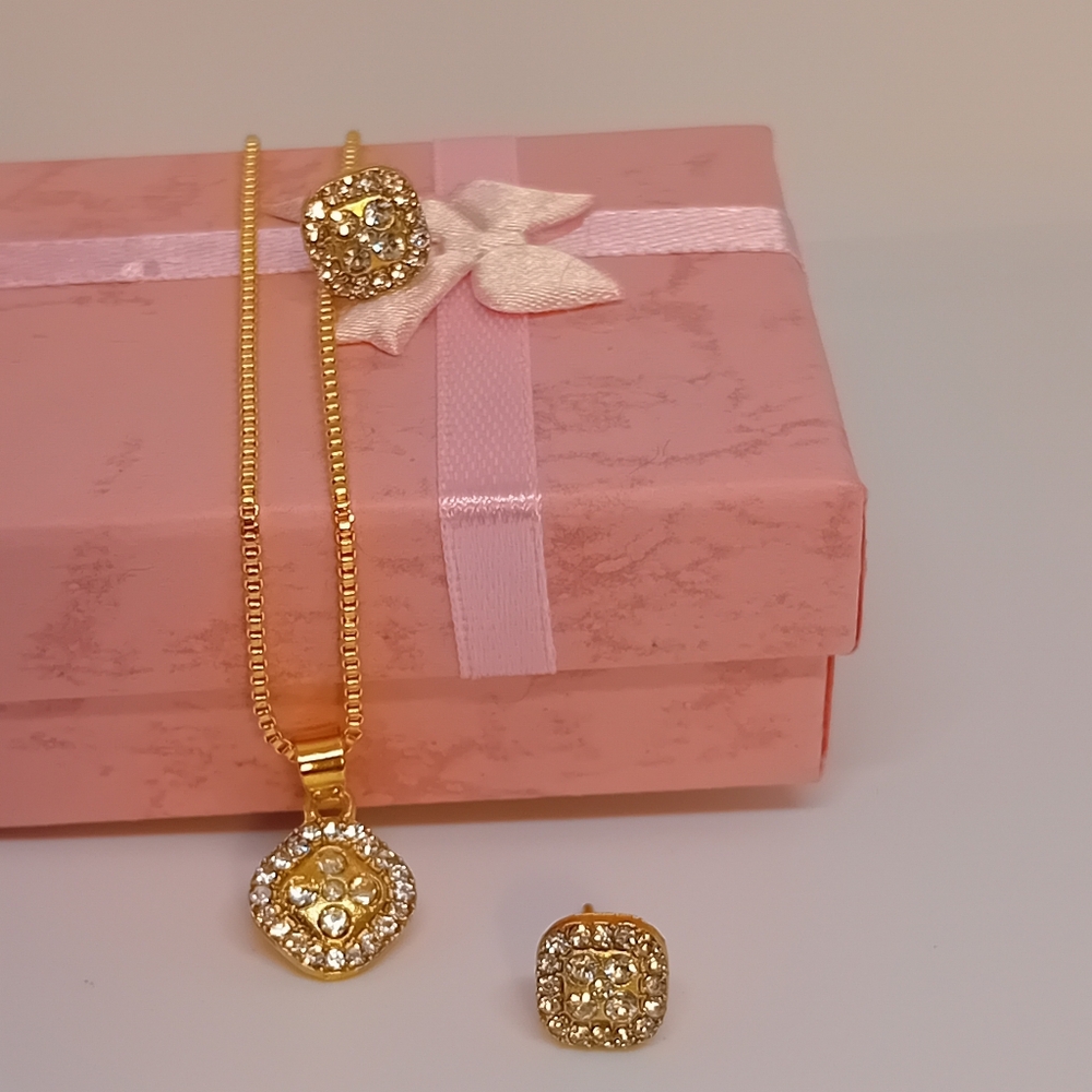 Elegant Gold Necklace and Earring Set